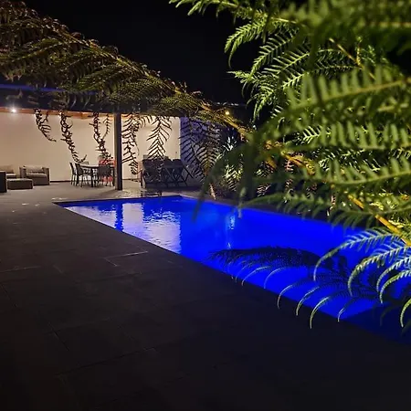 Vila Cosy With Pool Near Ocean